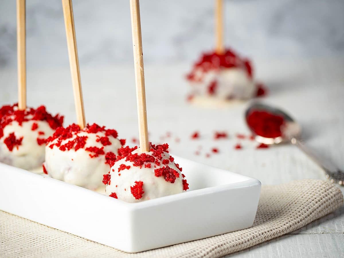 Red Velvet & White Chocolate Cake Pops